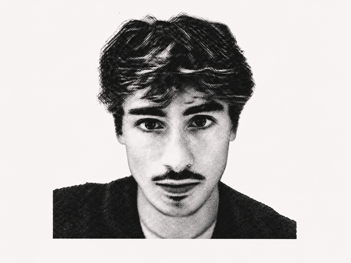 Retrato editorial de Bruno Esteve en blanco y negro, con grano fino y sin fondo